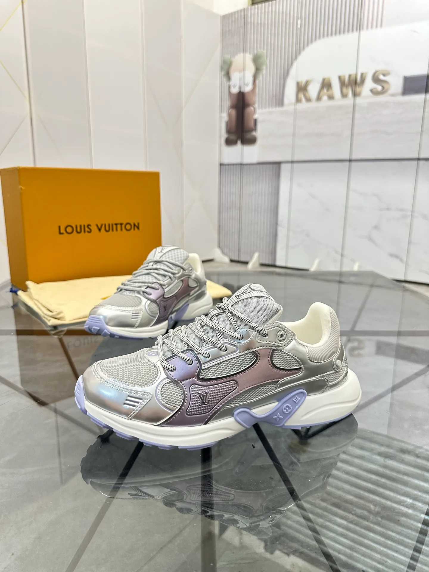 Men's shoes: 💰P660¥ Top quality Product trademark: LV* "Louis Vuitton*" low-top casual shoes Regular size: 35-44 (can be customized to 45.46) Couple style Product materials: Upper imported cowhide stitching original material, breathable lining, original outsole. Number: H218